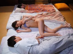 Tranh thủ chồng vắng nhà...