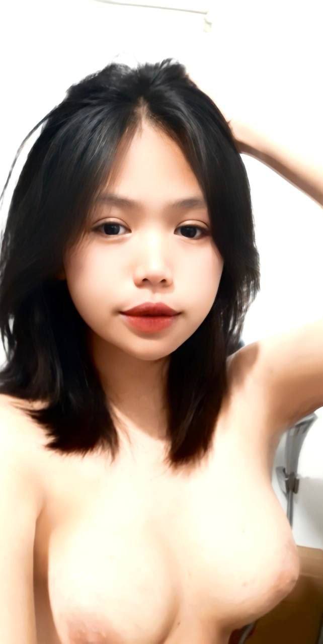 Cô trưởng phòng không mặc áo lót và anh nhân viên may mắn